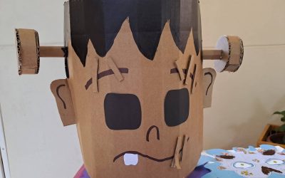 Alunos do 2.º ano construiram máscaras com materiais recicláveis