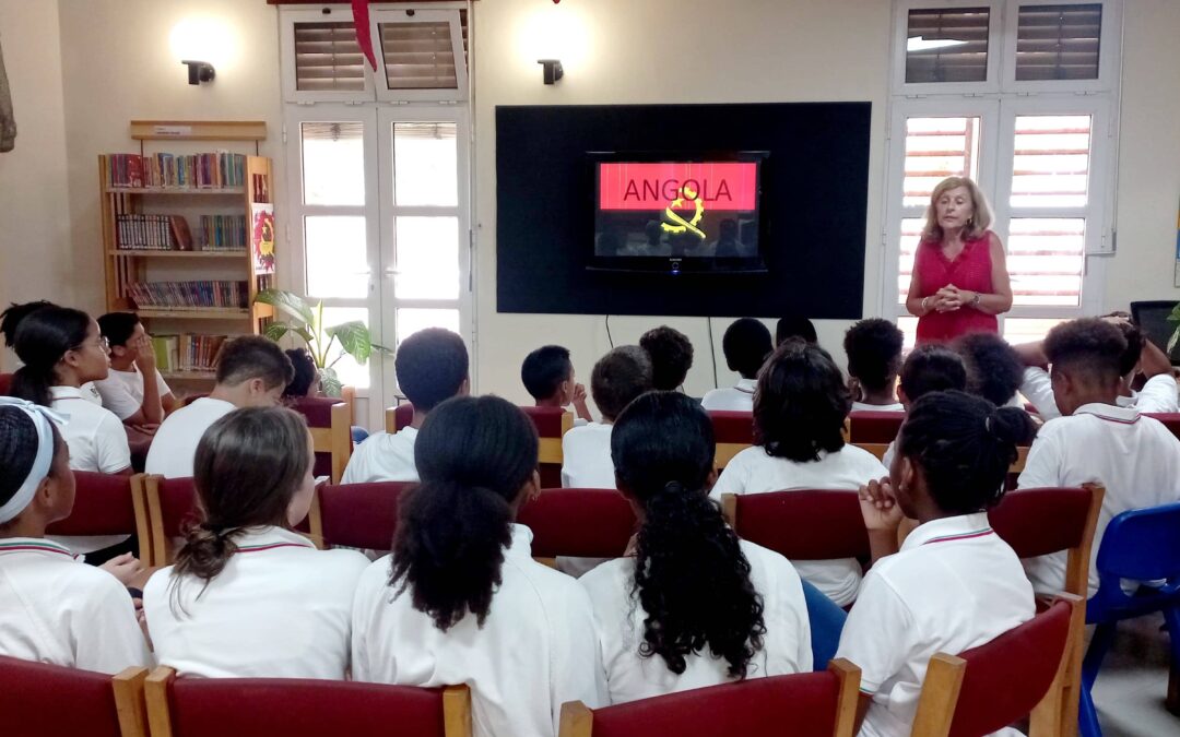 Alunos do 6.º ano assistem a apresentação sobre a Independência de Angola