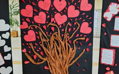 Alunos do 12.º ano assinalam o Dia de São Valentim com “Árvore do Amor”.