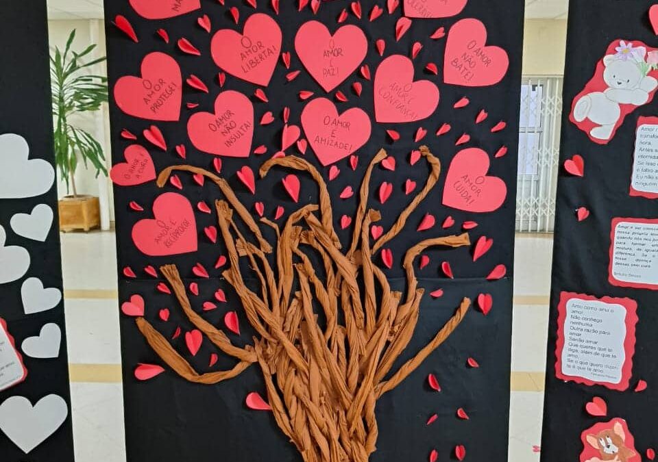 Alunos do 12.º ano assinalam o Dia de São Valentim com “Árvore do Amor”.