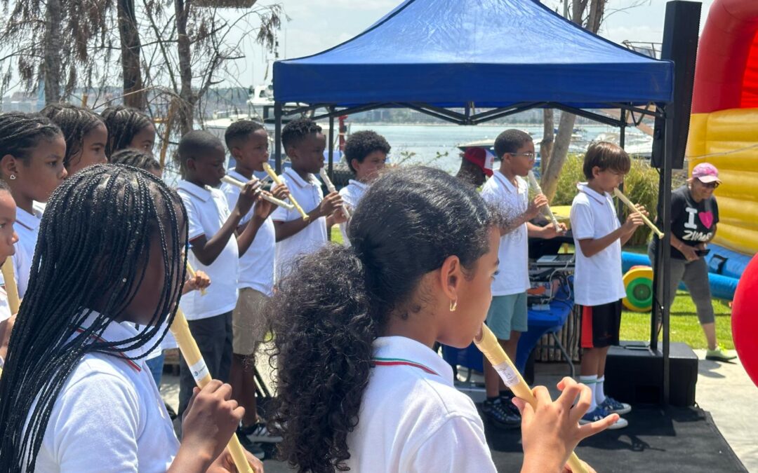 Participação do coro da Escola Portuguesa de Luanda na Feira de Natal no Clube Naval em Luanda