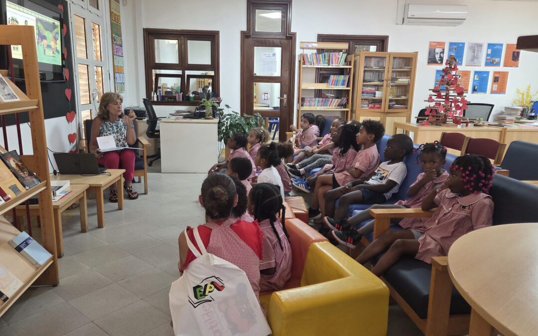 Crianças da Educação Pré‑Escolar Ouvem História Sobre Amizade na Biblioteca Alda Lara